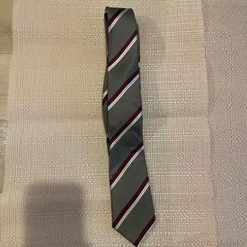 수트 컴퍼니 그레이와 보르도 스트라이프 넥타이