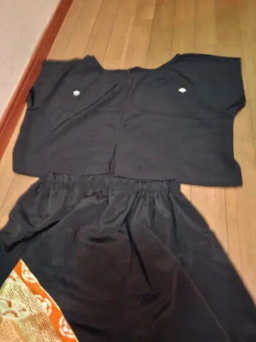 전통 예복 기모노에서 만든 프렌치 소매 블라우스와 사루엘 팬츠 세트