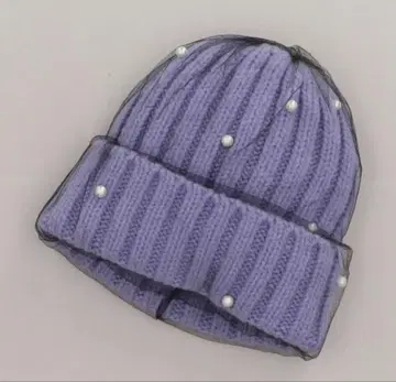 카시라 공식 사이트의 짙은 그레이 색상 진주 장식 니트 모자입니다.