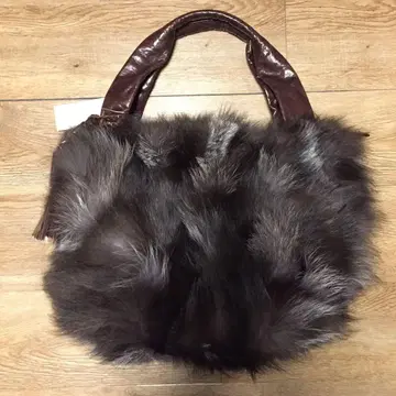 미사용 새상품 퍼 백입니다.