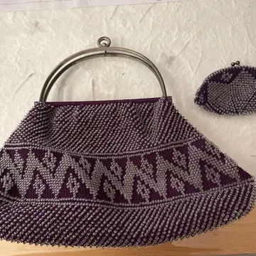 보라색 비즈의 기하학 패턴 핸드백