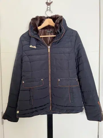 네이비 후드 부착 다운 자켓