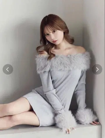 EATME 이토미 페이크 퍼 오프숄더 미니 원피스 그레이