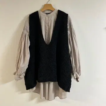 미즈이로 인드 헤어리 V넥 베스트