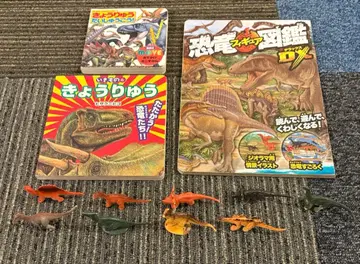 공룡 피규어와 서적