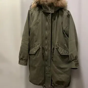 퍼 달린 올리브 그린 모즈 코트