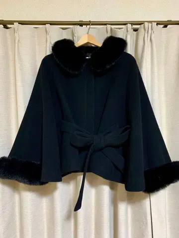 MISCH MASCH 블랙 퍼 판초