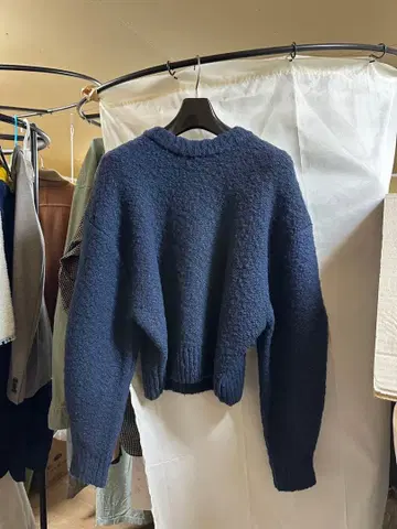 CLANE 네이비 볼륨 슬리브 니트