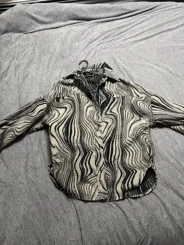 파도 무늬 긴팔 셔츠 화이트 블랙