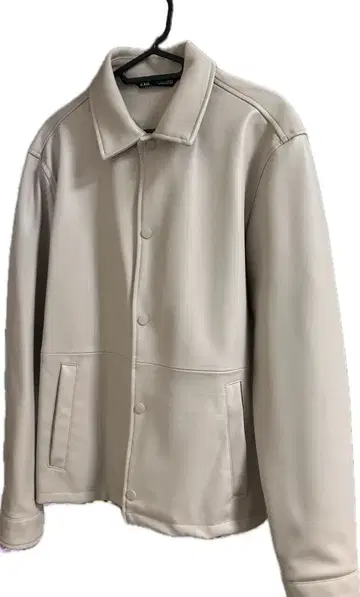 초특가 판매. ZARA 화이트 가죽 자켓