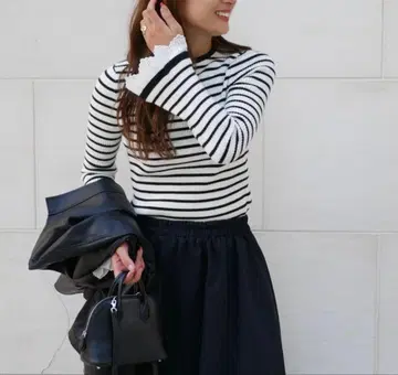 플레어 레이스 커프스 리브 니트 화이트 보더 frene 프라네