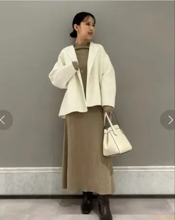 Mila Owen 얕은 V넥 숏 기장 코트 화이트