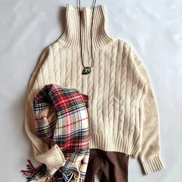 새상품급 23구 실크 알파카 혼방 케이블 짜임 터틀넥 니트 스웨터 40