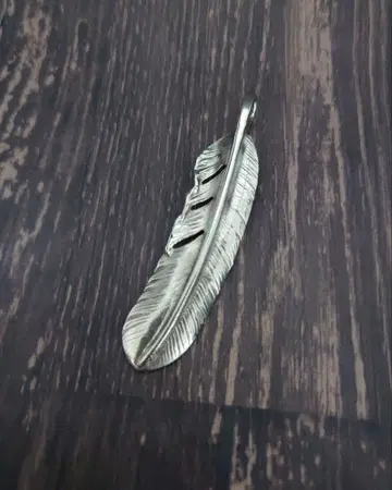 플레인 페더 특대형 목걸이 오른쪽 향