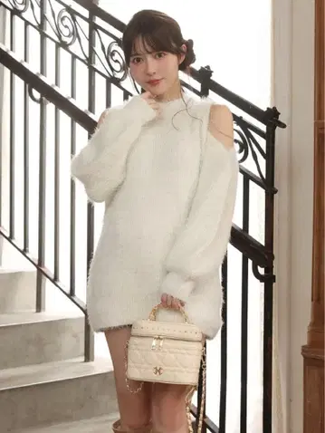 화이트 오프숄더 니트