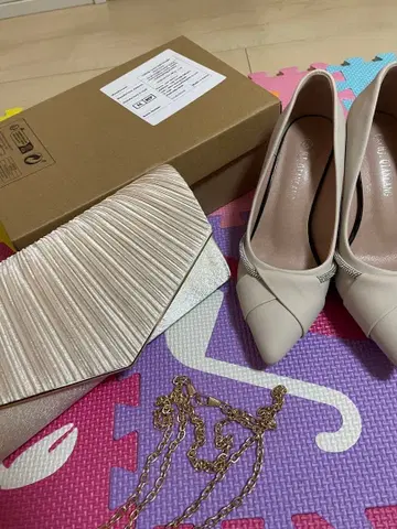 베이지 스틸레토 하이힐 클러치백 포함