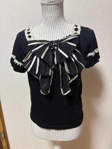 axes femme BIG 리본 포함 블랙 반팔 상의