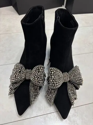 비쥬 장식 리본 스웨이드 부츠 블랙