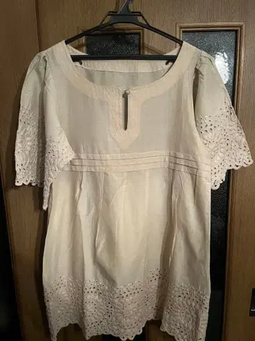 BODY DRESSING 자수 장식 크림색 플레어 슬리브 셔츠