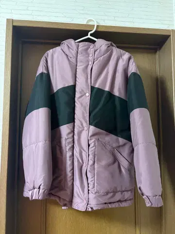 핑크와 블랙의 바이컬러 다운 자켓