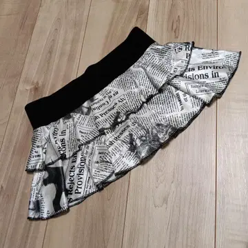 d.i.a. 2단 프릴/팬츠 포함 미니 스커트/뉴스 페이퍼 프린트 신축성