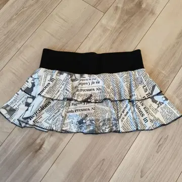 d.i.a. 2단 프릴/팬츠 포함 미니 스커트/뉴스 페이퍼 프린트 신축성