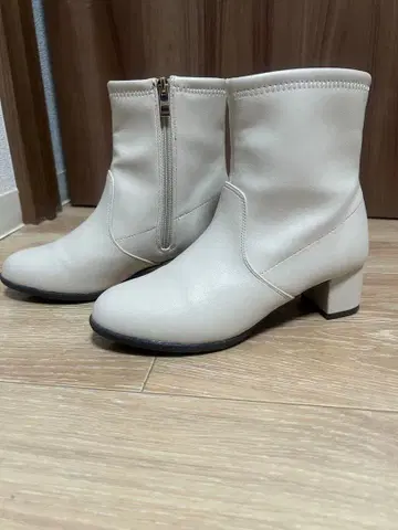 지퍼 달린 화이트 숏부츠