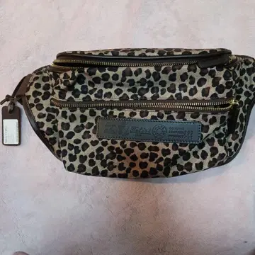 레오파드 무늬 바디백