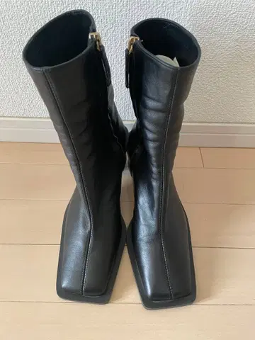 새상품급 ZARA 가죽 스퀘어토 부츠 블랙 37