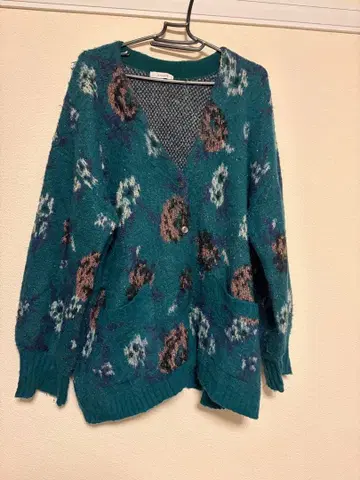 JEANASIS 플라워 라메 페더 V 가디건