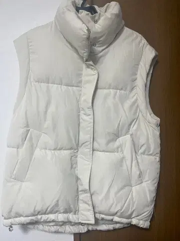 Bershka 화이트 다운 베스트 스탠드 카라