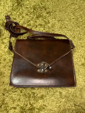 다크 브라운 가죽 숄더백