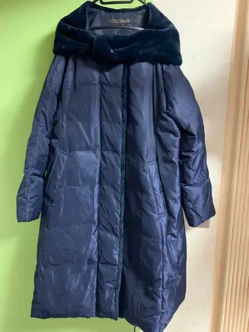 네이비 퍼(fur) 포함 롱 코트