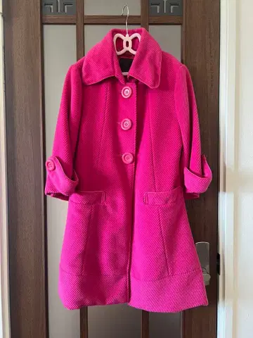 [레트로 디자인] 비비드 핑크 버튼 포함 A라인 코트