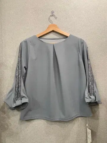 그레이 7부 소매 상의 레이스 디테일