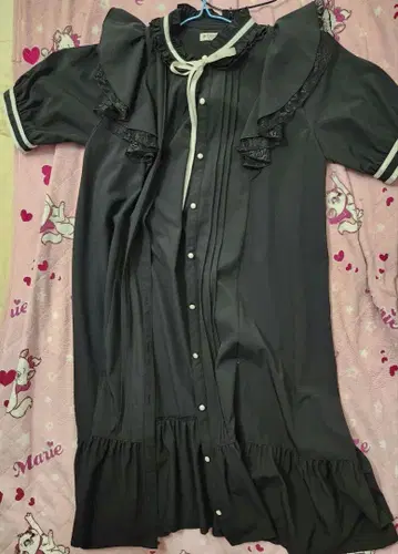 axesfarm 프릴 달린 블랙 반팔 원피스