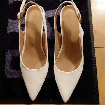화이트 스틸레토 슬링백 펌프스