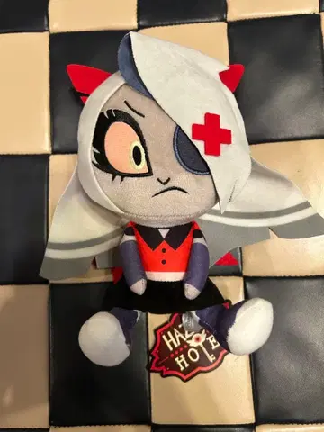 해즈빈 호텔에 오신 것을 환영합니다 앉은 봉제 인형 바기