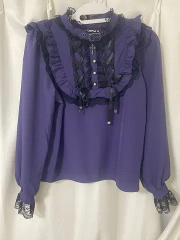 NOEMIE 노에미 고딕 초커 버클 레이스업 블라우스