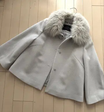 JUSGLITTY 퍼 달린 울 코트 케이프