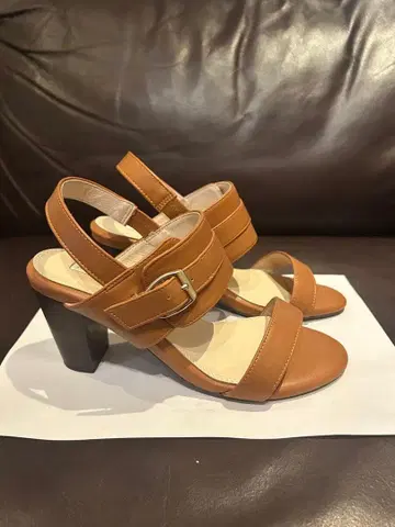 브라운 스트랩 샌들 중간 힐