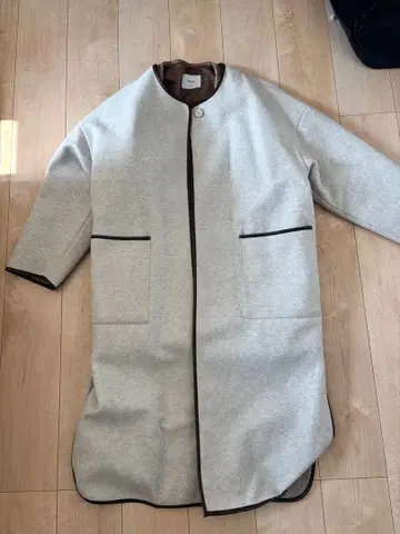 버튼이 달린 롱 코트