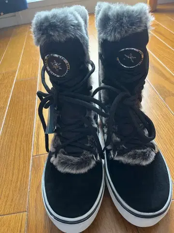 퍼 달린 블랙 부츠