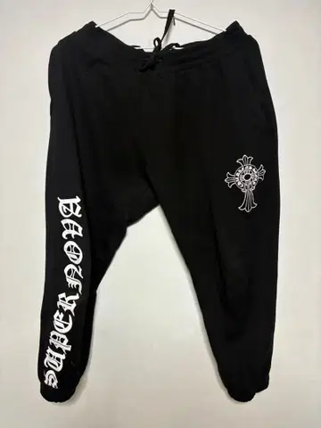 블랙 조거 팬츠 전면 자수 포함. 빨리 구매하시는 분만 할인해 드립니다.