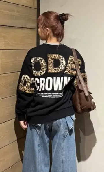 애니멀 인조 모피 아플리케 맨투맨 상의 BLACK