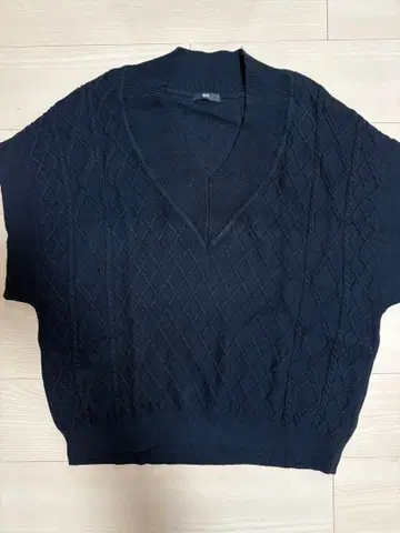 HARE 블랙 V넥 케이블 짜임 니트