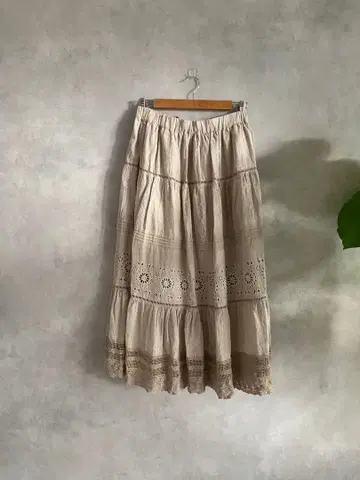 새상품급 사만사 모스모스 kazumi 콜라보 사스 자수 스커트 베이지