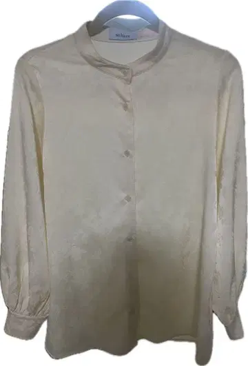 Sahara 아이보리 꽃무늬 긴팔 셔츠 플레어 디자인