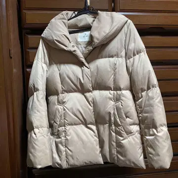 베이지 후드 부착 다운 자켓