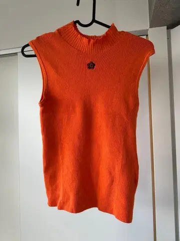 [ lily brown ] 오렌지 리브 하이넥 슬리브리스